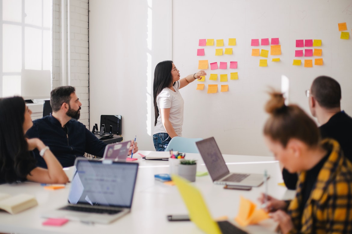 Equipo de profesionales colaborando en una reunión